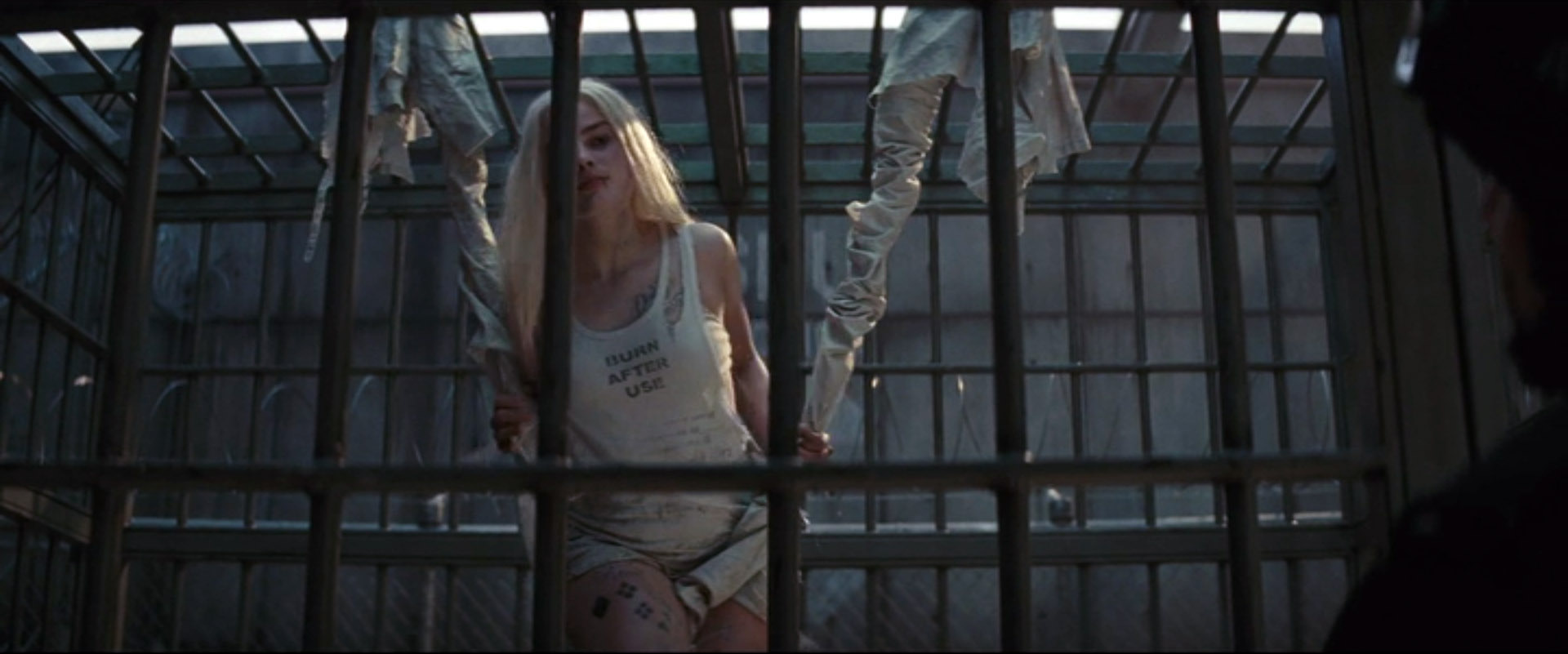 Две блондинки лесбиянки трахаются за решеткой в тюремной камере